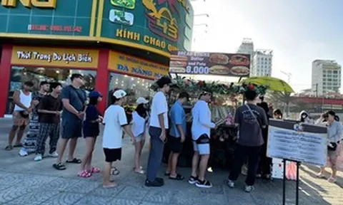 Xe bánh mì "gây sốt" ở Đà Nẵng buôn bán lấn chiếm vỉa hè