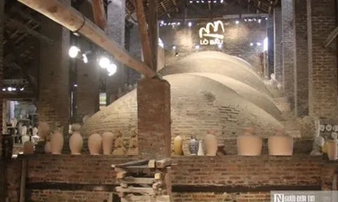 Lò Bầu nung cổ duy nhất còn lại ở Bát Tràng khiến du khách bất ngờ