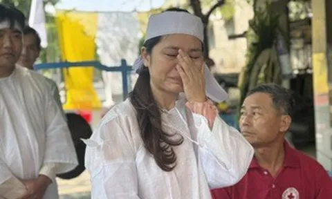 VIDEO: Giọt nước mắt xúc động của người thân tài xế taxi bị bắn chết ở Quảng Trị khi nhận sự sẻ chia