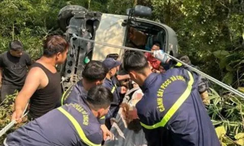 Xe khách chở 26 người lao xuống vực, nhiều người bị thương