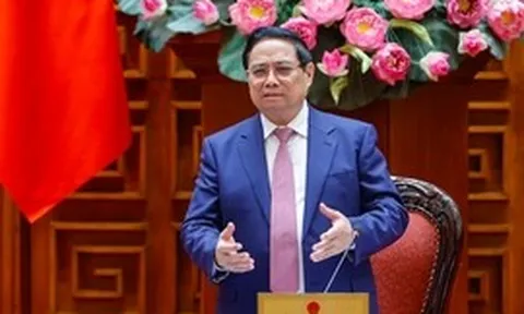 Thủ tướng: Dứt khoát không để thiếu xăng dầu trong mọi trường hợp; xem xét bố trí ngân sách để hỗ trợ bình ổn giá