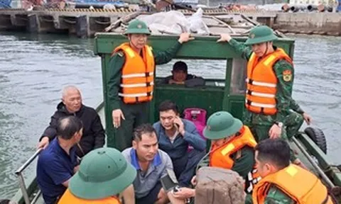 Tàu chở cát chìm trên biển, 5 người trên tàu được cứu kịp thời