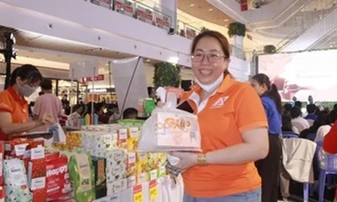 Khách tham quan hào hứng trải nghiệm sản phẩm mới tại gian hàng Saigon Co.op