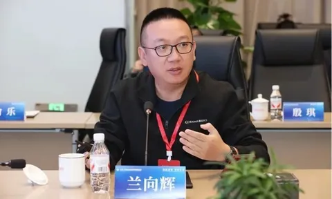 Simon Lan, Đồng sáng lập eclicktech, chia sẻ quan điểm tại Diễn đàn Thượng đỉnh Hình ảnh Doanh nghiệp Toàn cầu