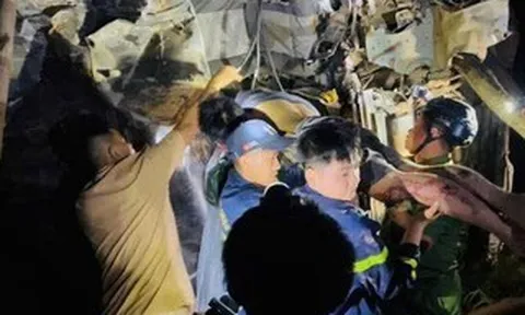 Cận cảnh giải cứu tài xế bị thương mắc kẹt khi xe tải rơi xuống vực sâu 80 m