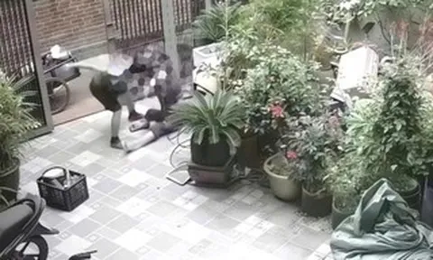 Xôn xao clip chồng đánh vợ, túm tóc kéo lê từ sân vào nhà