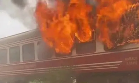 Tàu hỏa chở khách tuyến Hà Nội - Hải Phòng đang chạy bất ngờ bốc cháy dữ dội