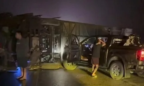 Xe khách lật trên cao tốc, 5 người bị thương