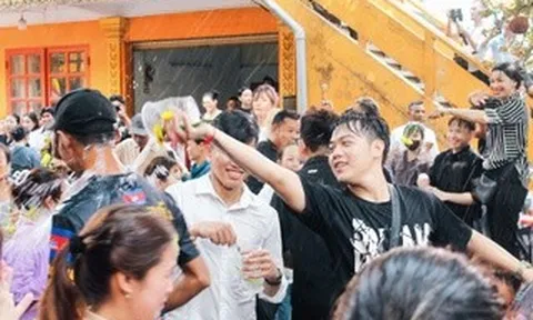 TPHCM: Hàng ngàn người đổ về chùa Chantarangsay tắm Phật, té nước cầu an