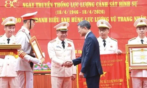 Giám đốc Công an TP Hà Nội Nguyễn Thanh Tùng nhận danh hiệu Anh hùng Lực lượng vũ trang nhân dân