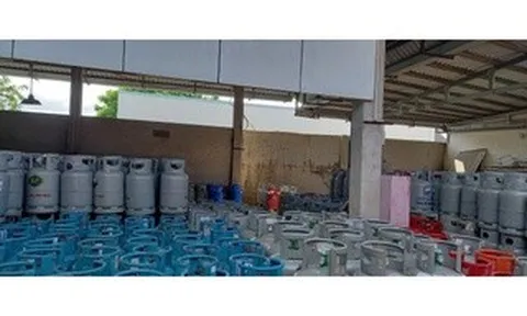 Vì sao giá xăng dầu giảm mạnh, giá gas vẫn ở mức cao?