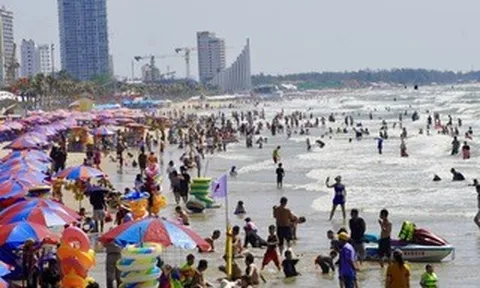 Biển Vũng Tàu tấp nập, đua nhau check-in công viên ven biển