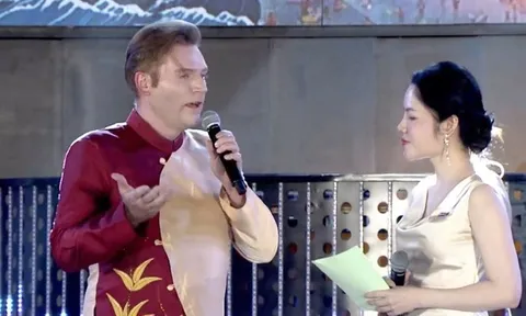 Thích thú tiết mục dân ca Ví Giặm của chàng tây trong đêm khai trương du lịch biển Hà Tĩnh