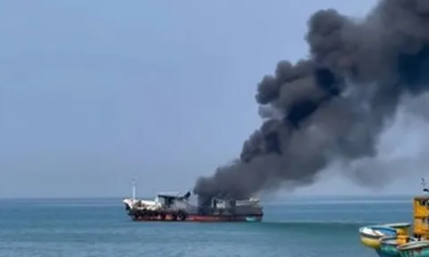 CLIP: Nổ lớn, cháy tàu chở dầu ngoài khơi Liên Hương
