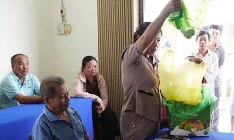 Cà Mau: Người dân đem cá nuôi chết đến cuộc họp triển khai phương án hỗ trợ thiệt hại