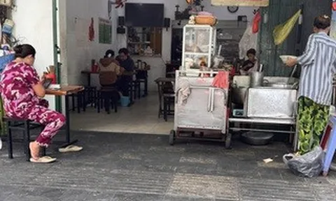 Chủ các quán ăn nói gì khi giá bán vẫn cao bất chấp xăng dầu giảm mạnh?