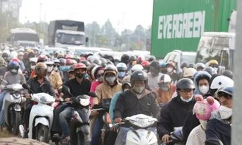 Dòng người từ TPHCM đổ xô đi nghỉ lễ 30-4, nhiều tuyến đường quá tải