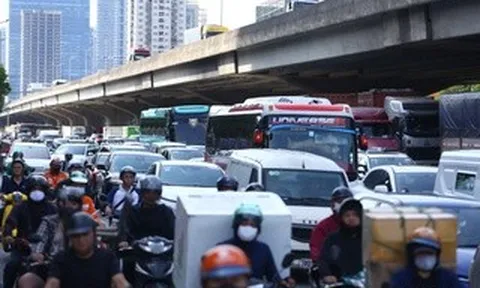 Nhiều tuyến đường ùn ứ kéo dài trước kỳ nghỉ lễ, người dân chật vật rời Hà Nội