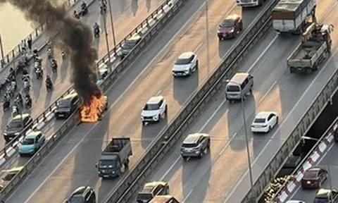 Ô tô cháy ngùn ngụt trên đường Vành đai 3 vào giờ cao điểm ngày đi làm cuối cùng trước nghỉ lễ