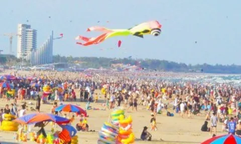Hơn 70.000 người "phủ kín" bãi biển Vũng Tàu trong ngày 30-4