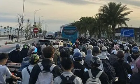 Ô tô, xe máy xếp hàng dài cả cây số chờ qua phà ra Cát Bà