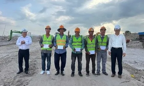 Lãnh đạo Phú Quốc thăm hỏi, tặng quà công nhân làm việc xuyên lễ 30-4