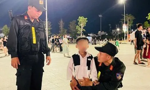 Cảnh sát cơ động hỗ trợ 2 bé trai đi lạc tìm lại người thân