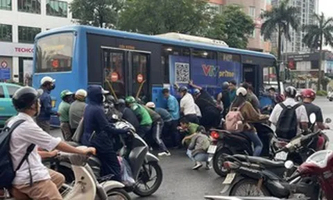 Hàng chục người nâng xe buýt để cứu người phụ nữ bị cuốn xuống gầm