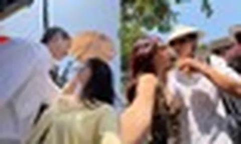 Có cặp sao Việt hẹn hò không ai biết, bị "bắt tại trận" ở bãi xe mới chịu công khi 7749 ảnh tình tứ