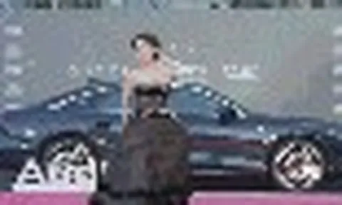 Trùm lố ở Baeksang 2026: 1 mỹ nhân nhảy nhót bá đạo trên thảm đỏ, cả dàn sao hạng A sáp lại cũng xin nhường spotlight