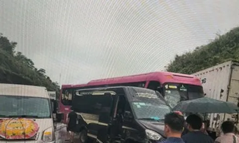 4 ô tô tông nhau liên hoàn trên cao tốc