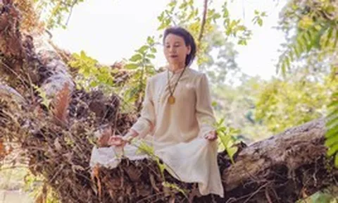 Mẹ ruột "nữ hoàng" showbiz Việt đăng ảnh ngồi thiền trên cây, nói thẳng lý do tu tập vẫn nóng giận