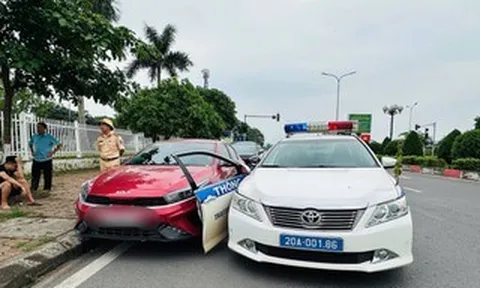 Vi phạm nồng độ cồn, tài xế tông xe bung cánh cửa ô tô chuyên dụng của CSGT