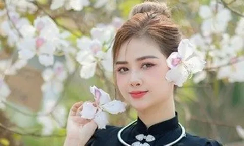 Ca sĩ Dương Hoàng Yến, gây sốt với tiết mục vừa hát live vừa chơi đàn đá trước 20.000 khán giả