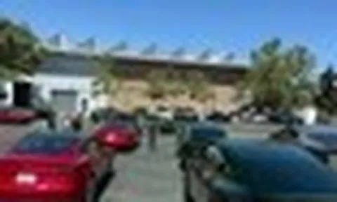 Tesla cho khách ‘xếp hàng online’ để sạc xe điện