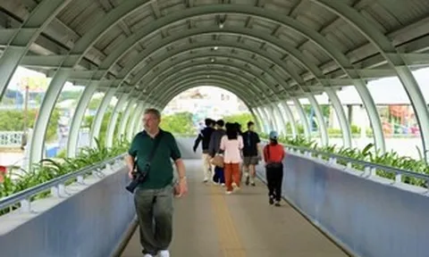 Người dân chỉ được sử dụng cầu bộ hành khi đi metro số 1?