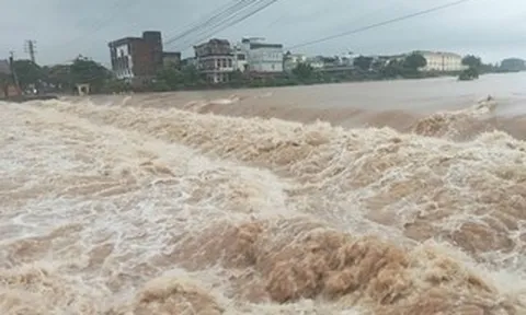 Mưa lũ gây sạt lở, ngập úng nhiều nơi
