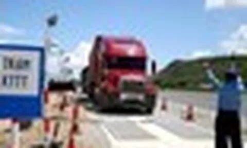Phát hiện xe tải lạ, công an Việt Nam lập tức theo dõi giám sát, kiểm tra