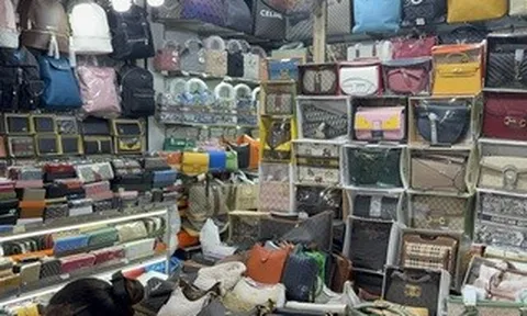 Hình ảnh bên trong Saigon Square, chợ Bến Thành sau kiểm tra hàng giả, hàng nhái