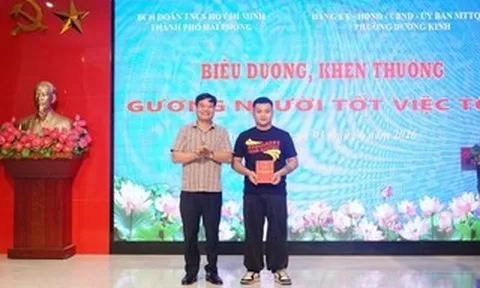 Khen thưởng thanh niên dũng cảm khống chế đối tượng dùng dao tấn công phụ nữ
