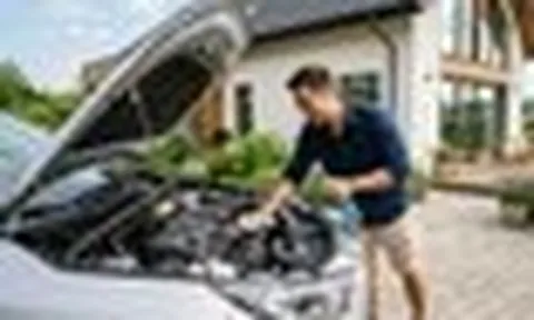 Cách tự vệ sinh khoang máy ô tô tại nhà