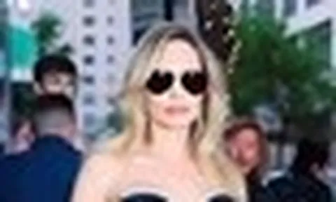 Angelina Jolie giữa lúc 5 người con bỏ họ Brad Pitt