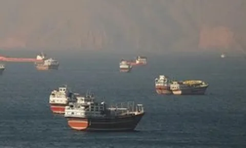 Iran 'nắn gân' Mỹ ở Hormuz, để ngỏ khả năng thu phí tàu qua lại