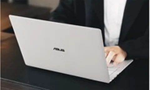Khi laptop trở thành tuyên ngôn thẩm mỹ của CEO