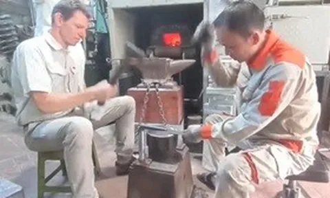 Du khách nước ngoài thích thú trải nghiệm làm dao tại làng nghề Đa Sỹ
