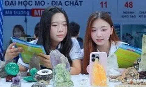 Thí sinh hào hứng giám định kim cương, rê bóng như Messi ở ngày hội chọn nguyện vọng