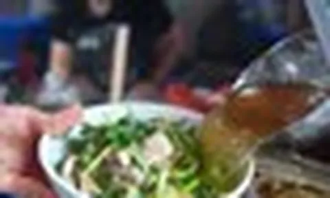 Chủ hàng phở nói lý do 'neo' giá cao dù xăng dầu giảm liên tiếp