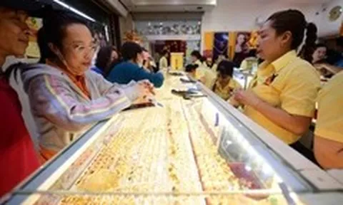 Đọc nhanh 14-7: Giá vàng giảm tiếp; cổ phiếu một doanh nghiệp ở TP.HCM tăng 'sốc' 150%
