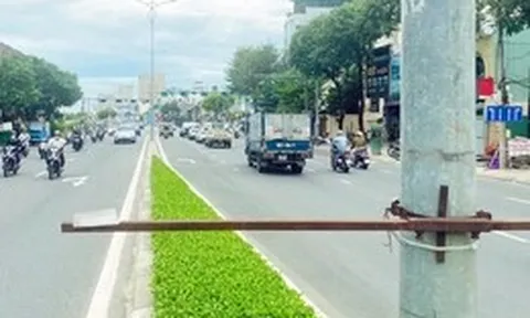 Suýt gặp nạn vì thanh sắt treo băng rôn quá thấp giữa đường