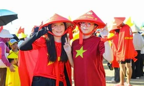 Hàng ngàn người lội xuống biển cổ vũ hội bơi chải truyền thống làng chài Quảng Trị
